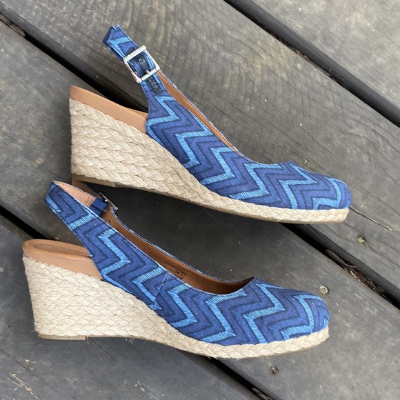 Vionic blue chevron “Coralina” wedges - like new - Picture 1 of 9